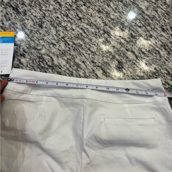 Women's White Capris - Picture 6 of 11